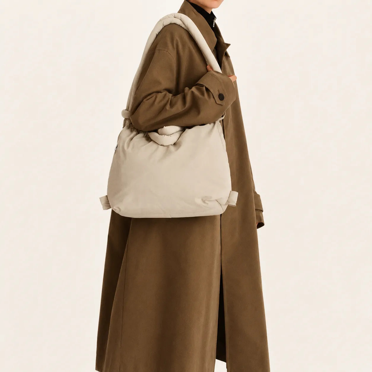 sac esprit besace blanc crème multi porté bandoulière, main ou sac à dos en matière doudoune résistante