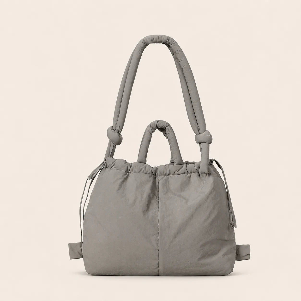sac à main gris souris en tissu doudoune nylon matelassé imperméable transformable sac à dos
